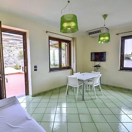 Βίλα Sleeps 6 Air Con